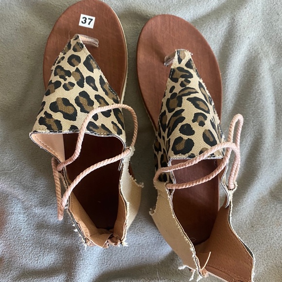 Cheetah print sandals - Picture 2 of 4